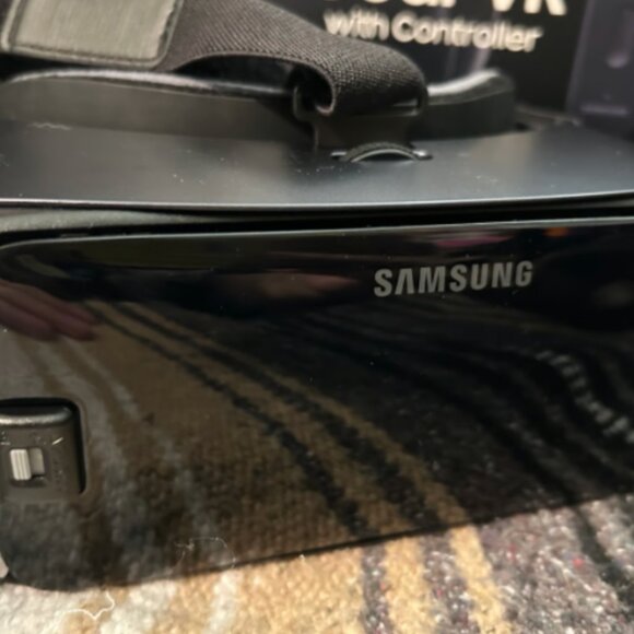 Samsung Gear VR with Controller in box Powered by Oculus - Picture 4 of 6
